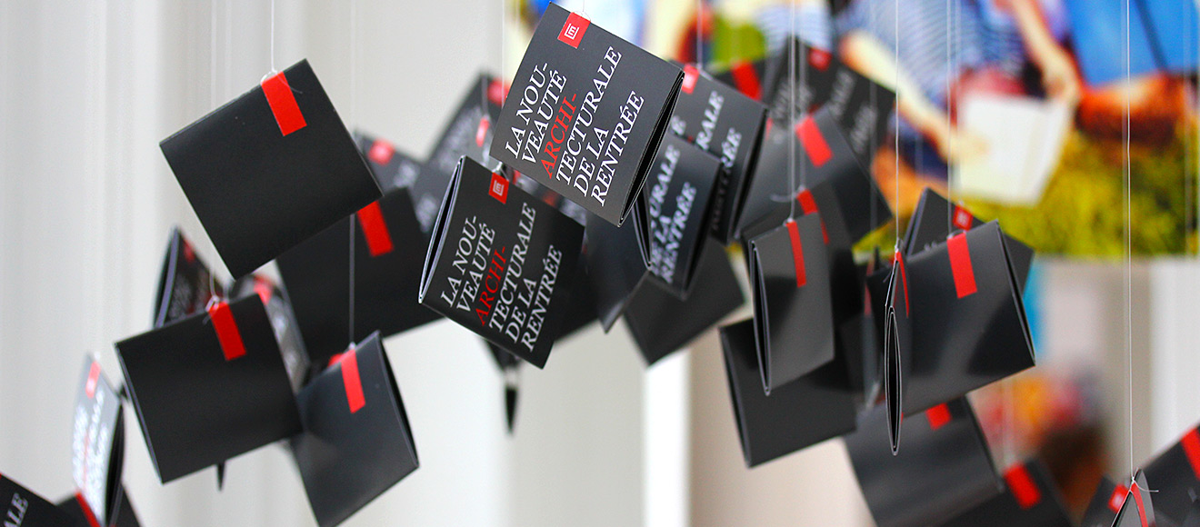 suspension des dépliants pour cécile moga lors des jpo